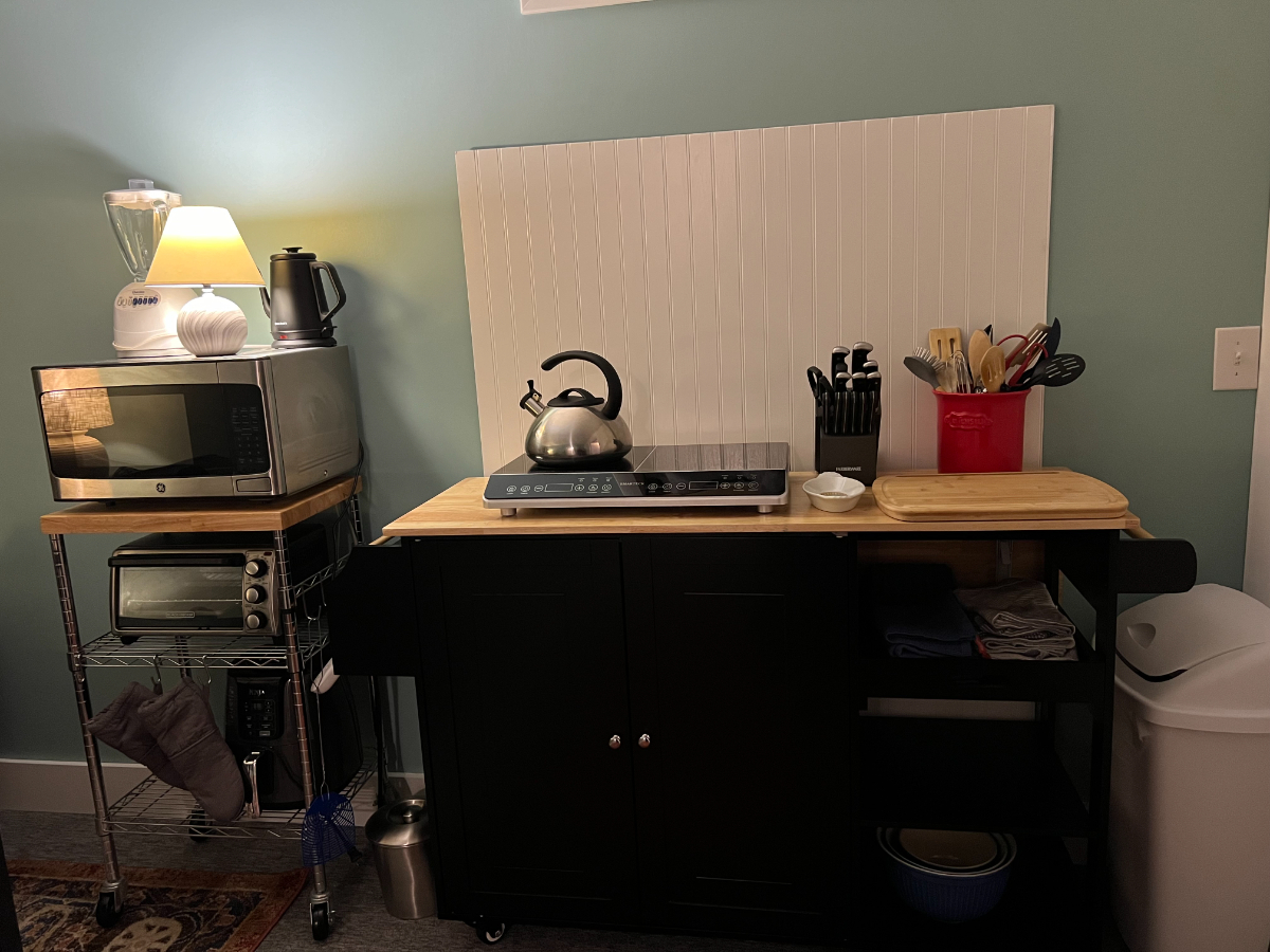 AVAILABLE NOVEMBER 2026: Recently remodeled basement apartment with full bath, bedroom, living room, - Photo 7