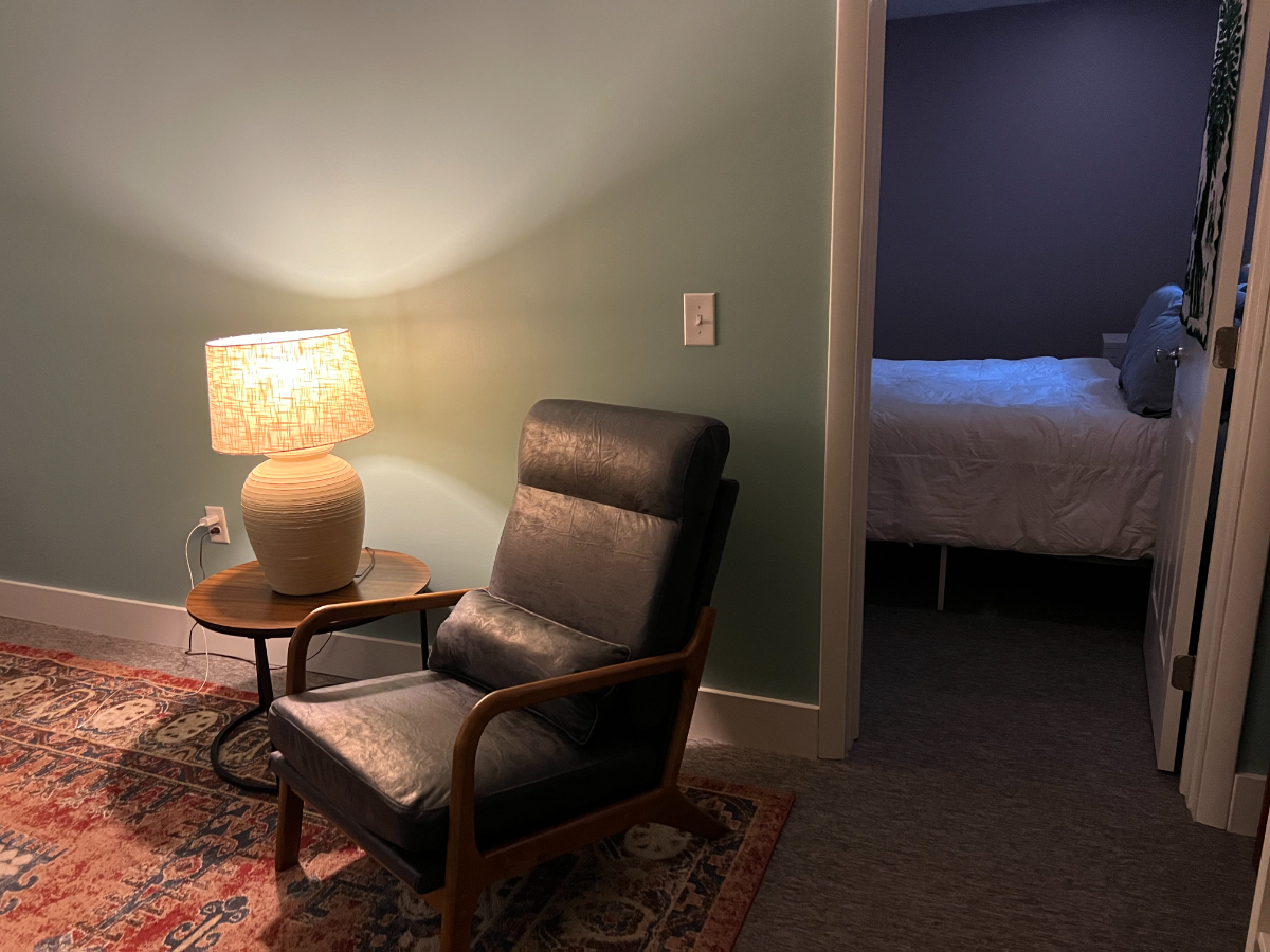 AVAILABLE NOVEMBER 2026: Recently remodeled basement apartment with full bath, bedroom, living room, - Photo 8