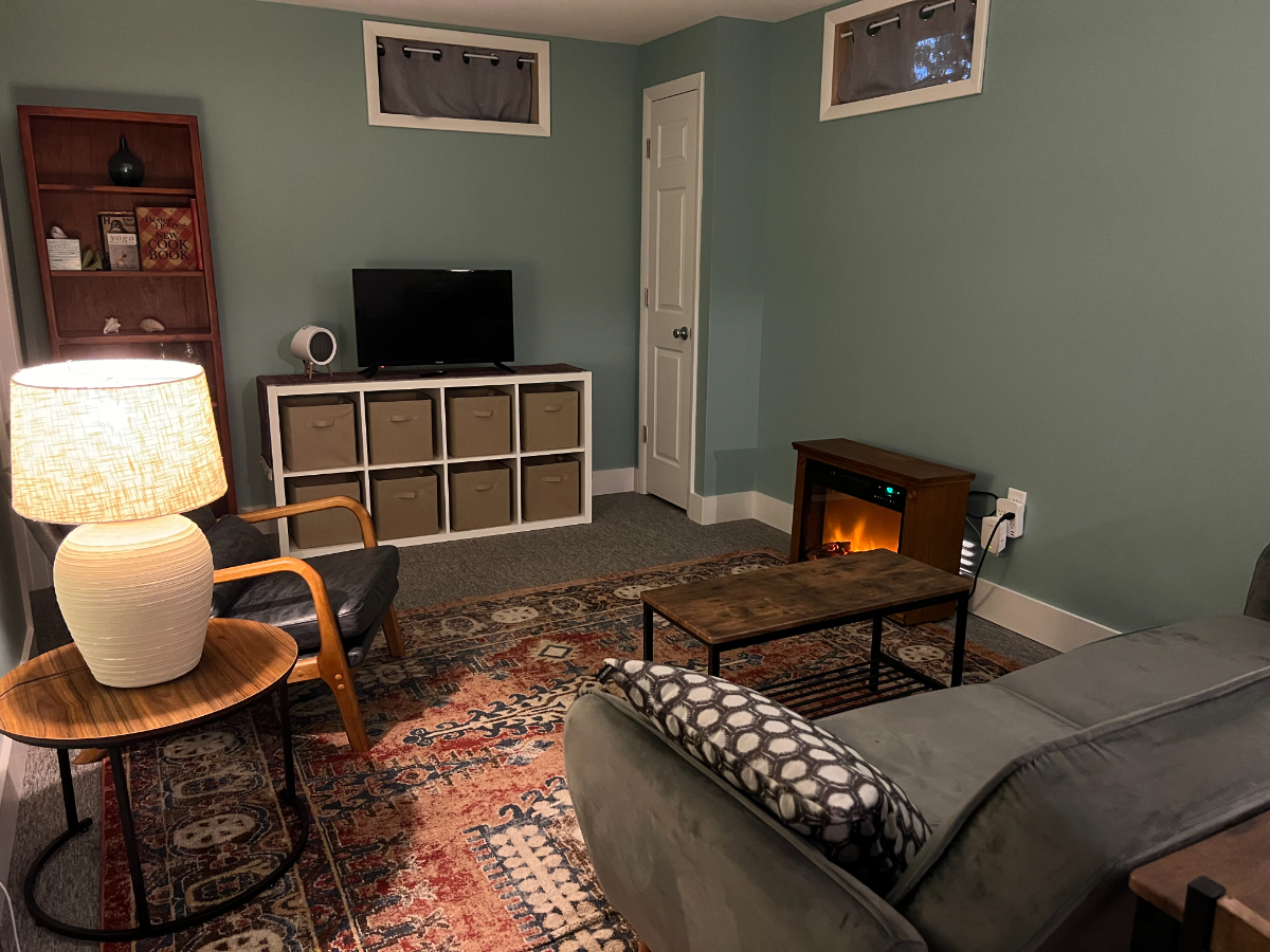 AVAILABLE NOVEMBER 2026: Recently remodeled basement apartment with full bath, bedroom, living room, - Photo 9