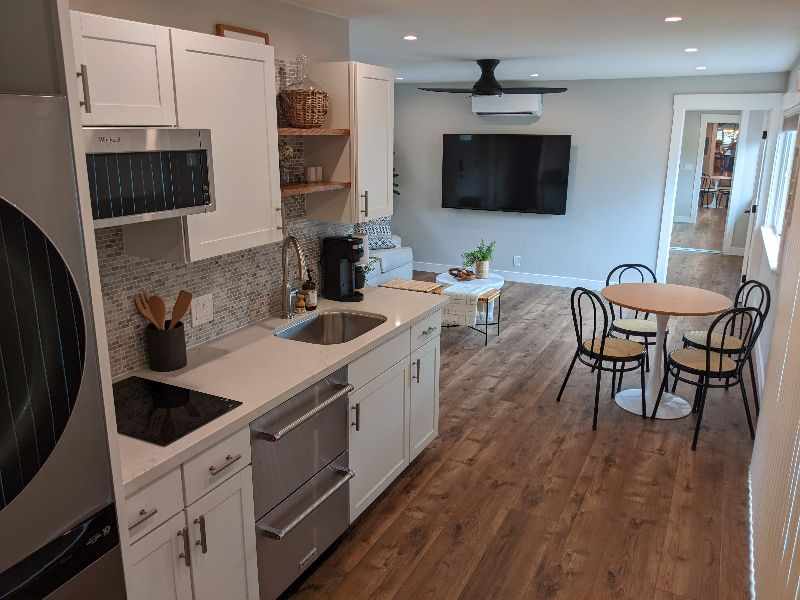 Newly Renovated Luxury Unit - Photo 2