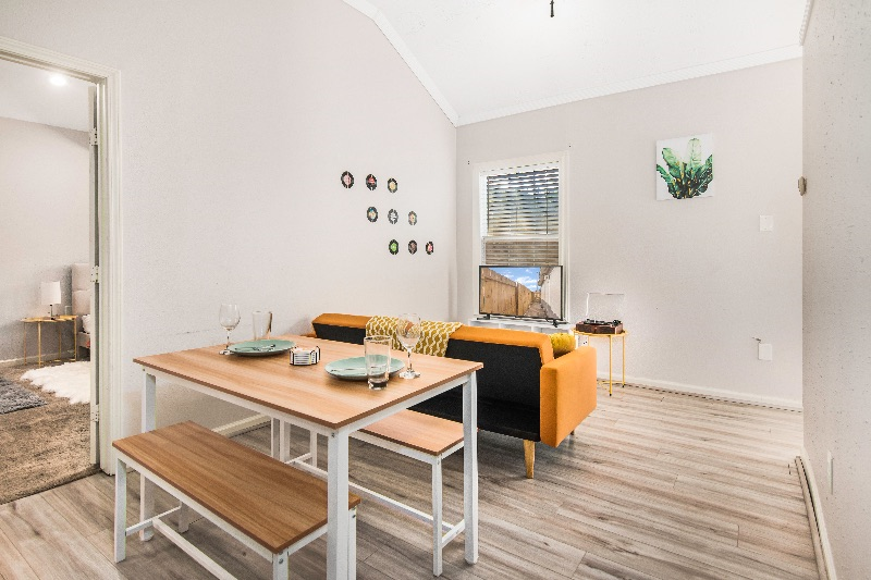 Cute home with free garage - King beds-Retro Vibes