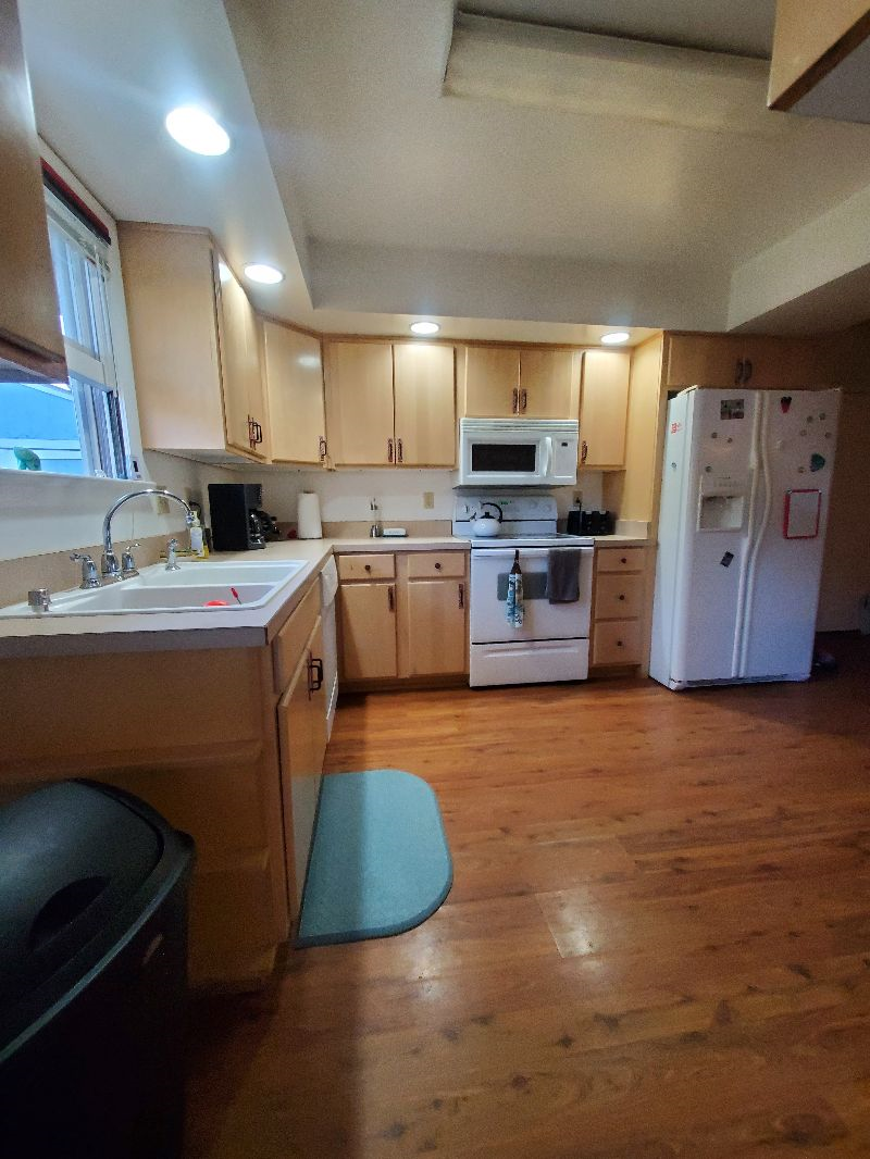 Available October 2026-- Pet Friendly 3 bedroom home with fenced yard - Photo 6