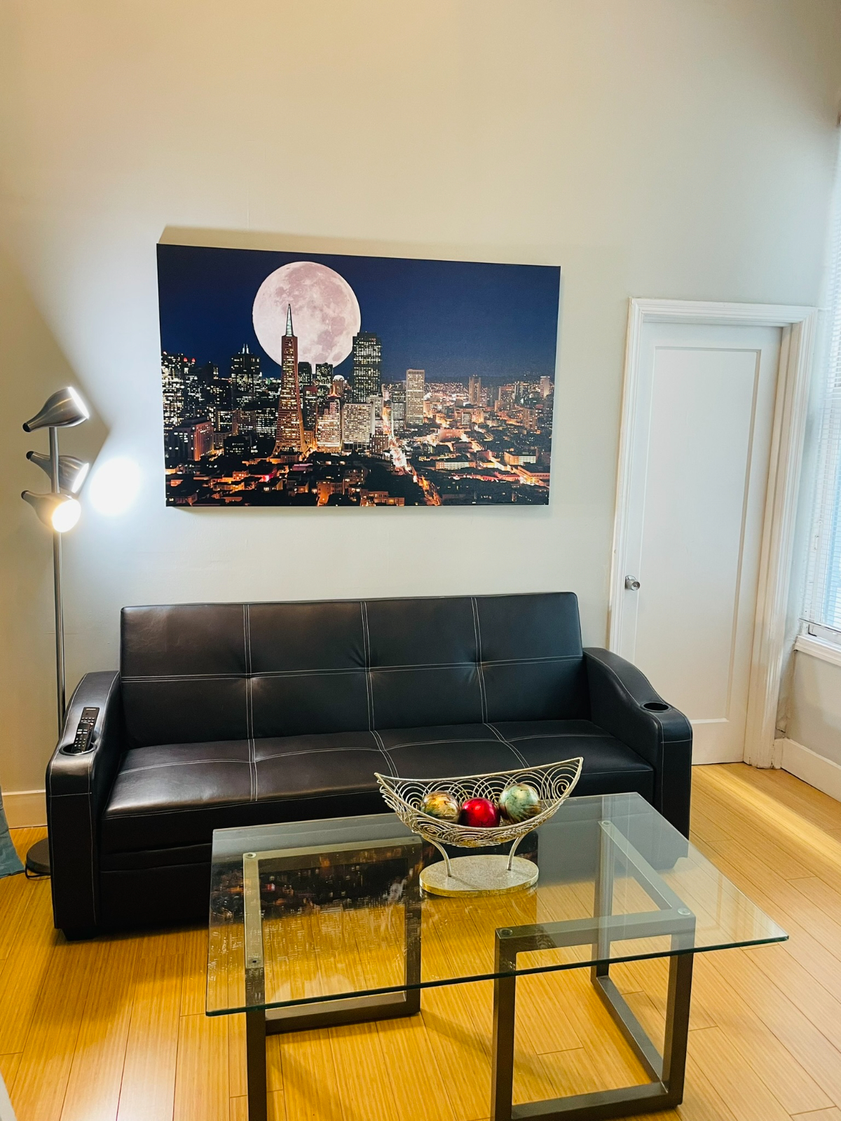 Urban Chic Loft Style Apt with Huge Windows, Galley Kitchen, Walkin Closet & Bamboo Floors - Photo 2