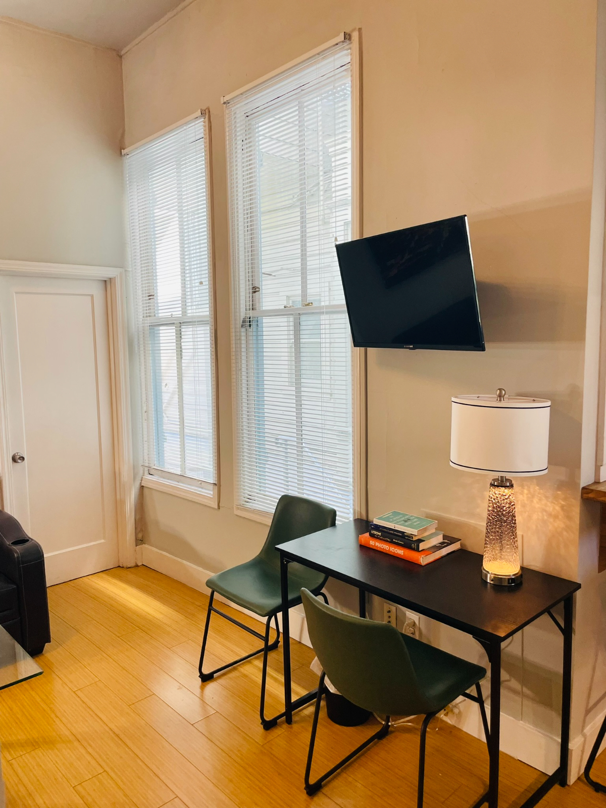 Urban Chic Loft Style Apt with Huge Windows, Galley Kitchen, Walkin Closet & Bamboo Floors - Photo 4