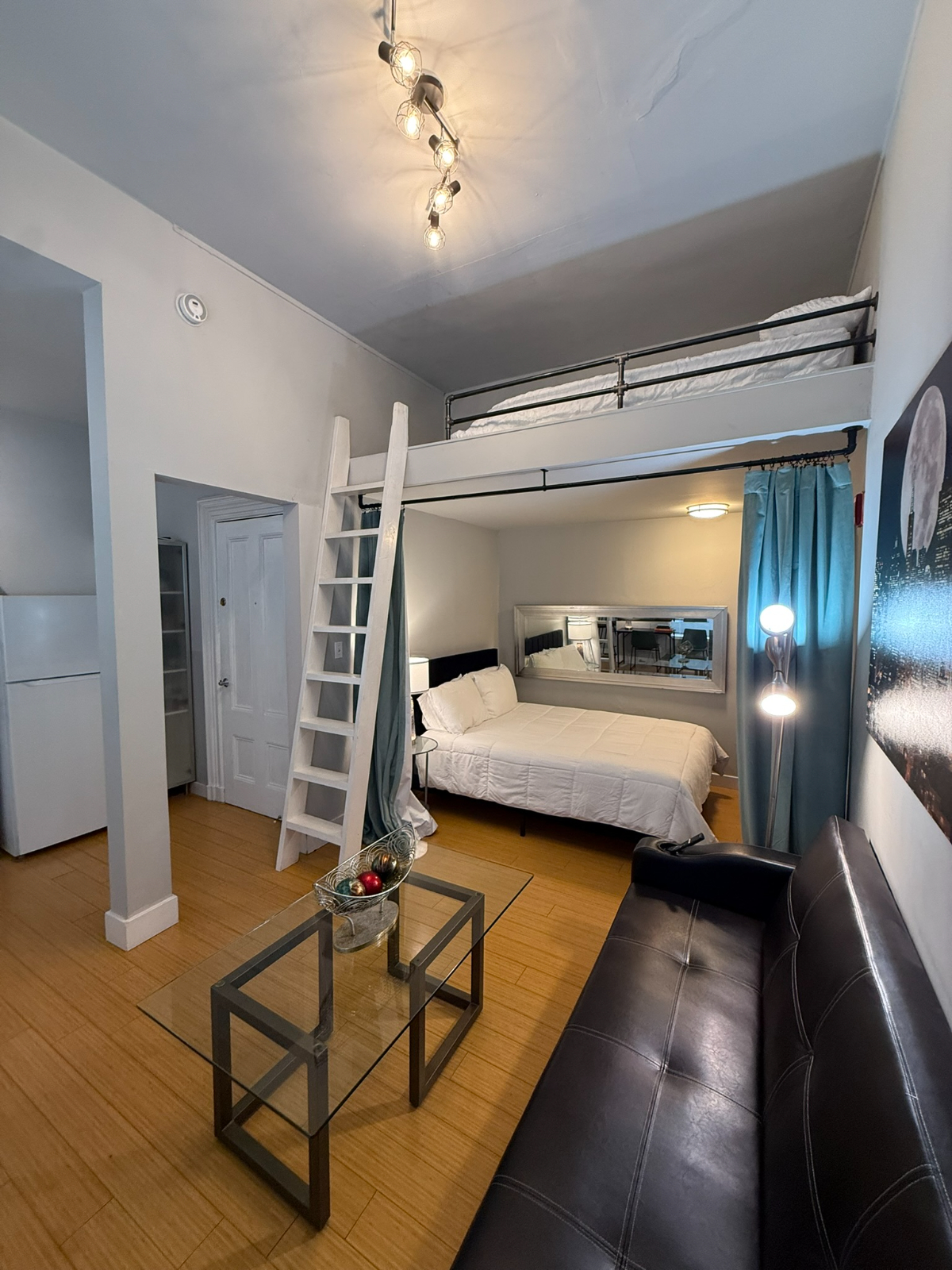 Urban Chic Loft Style Apt with Huge Windows, Galley Kitchen, Walkin Closet & Bamboo Floors - Photo 3