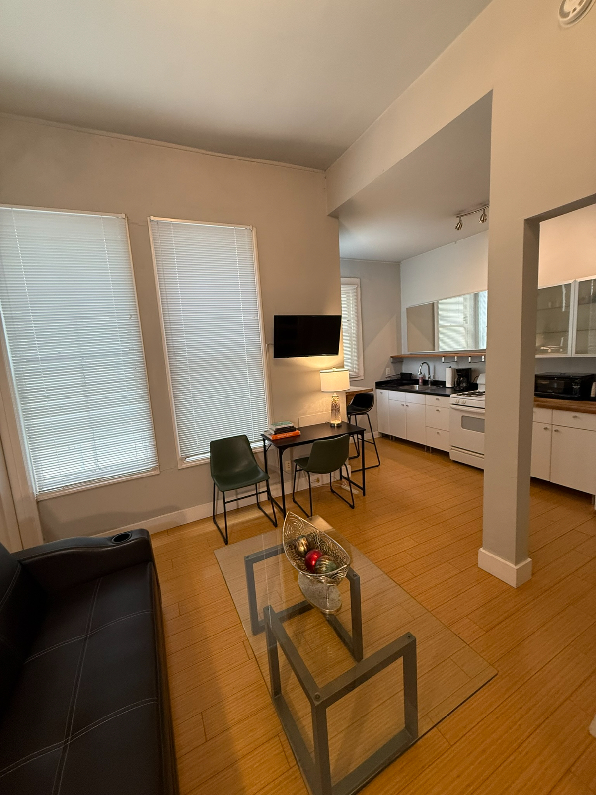 Urban Chic Loft Style Apt with Huge Windows, Galley Kitchen, Walkin Closet & Bamboo Floors - Photo 6