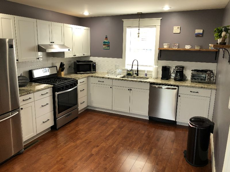 3 Bedroom 1 Bath full renovated home close to everything needed - Photo 2