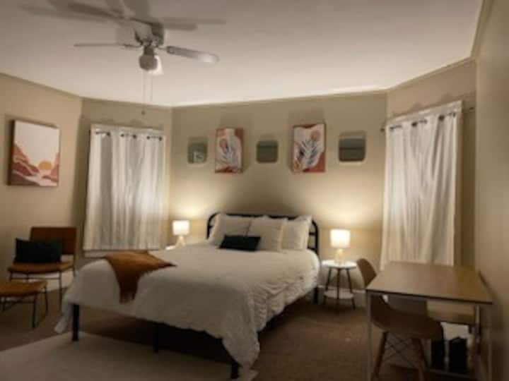 The Perch in the Post (entire unit) - Secluded BOHO workspace w/ Wifi and storage