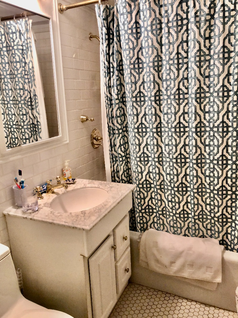 Beautiful room and bath in a three bedroom  Upper East side apt - Photo 10