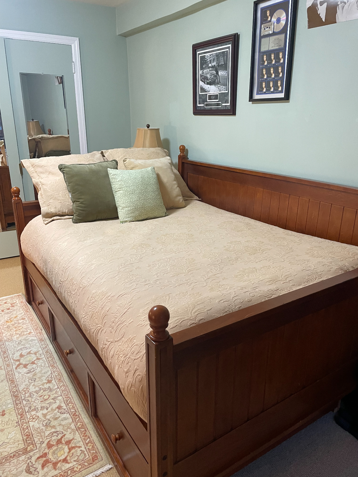 Beautiful room and bath in a three bedroom  Upper East side apt - Photo 7
