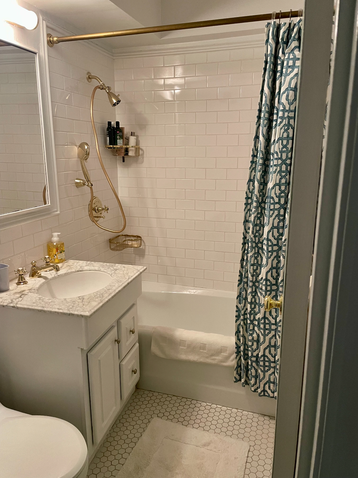 Beautiful room and bath in a three bedroom  Upper East side apt - Photo 9