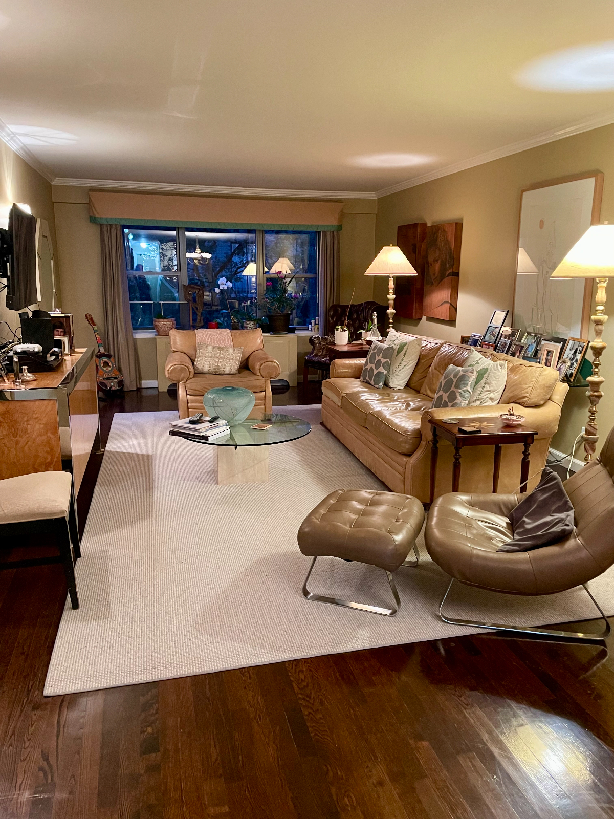 Beautiful room and bath in a three bedroom  Upper East side apt - Photo 11