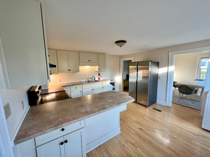 SUNNY 3-BDRM NEAR HOSPITAL and CENTER - Photo 2