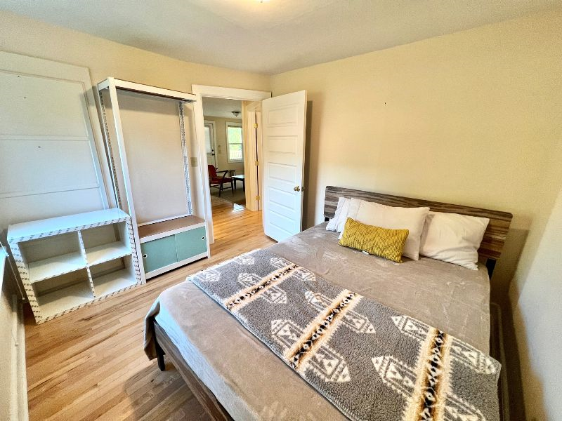SUNNY 3-BDRM NEAR HOSPITAL and CENTER - Photo 3