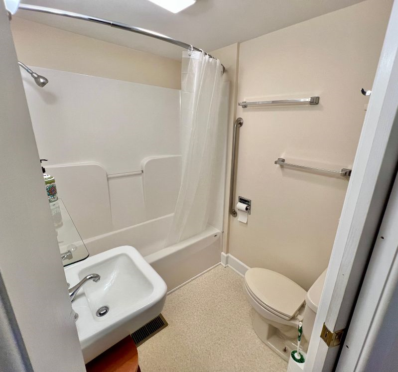SUNNY 3-BDRM NEAR HOSPITAL and CENTER - Photo 4