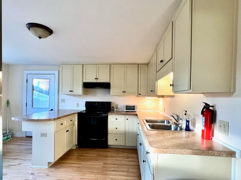 SUNNY 3-BDRM NEAR HOSPITAL and CENTER - Photo 5