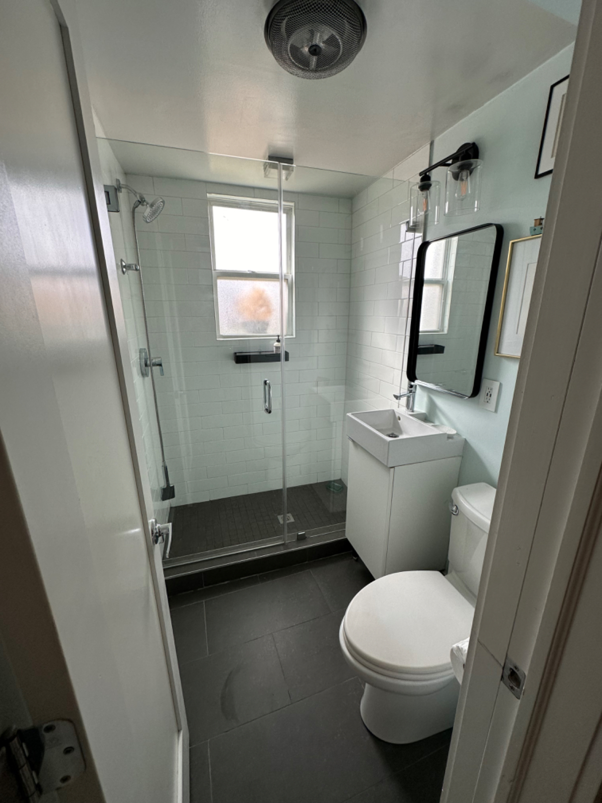 Studio apartment walking distance to everything! - Photo 4