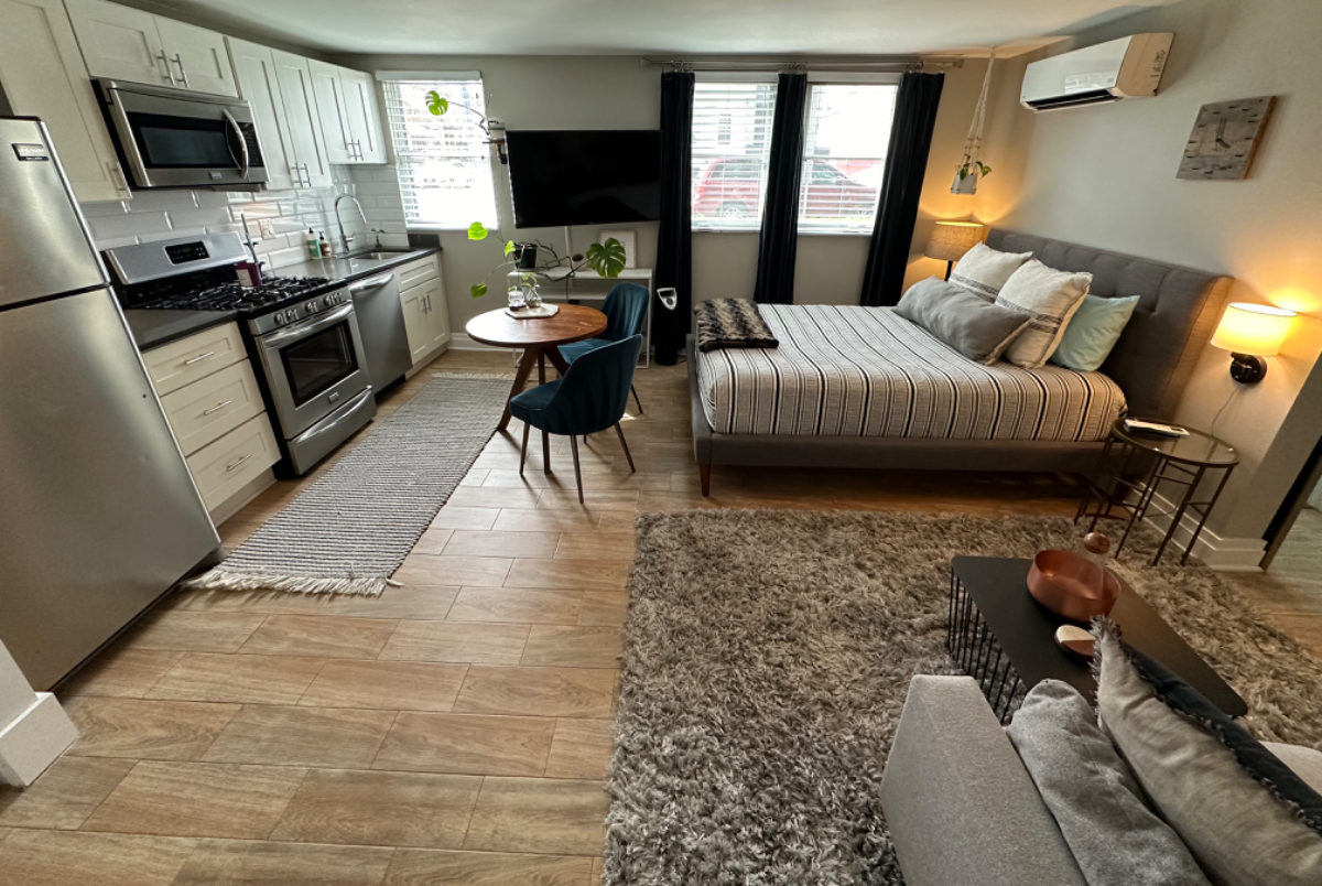 Studio apartment walking distance to everything! - Photo 2