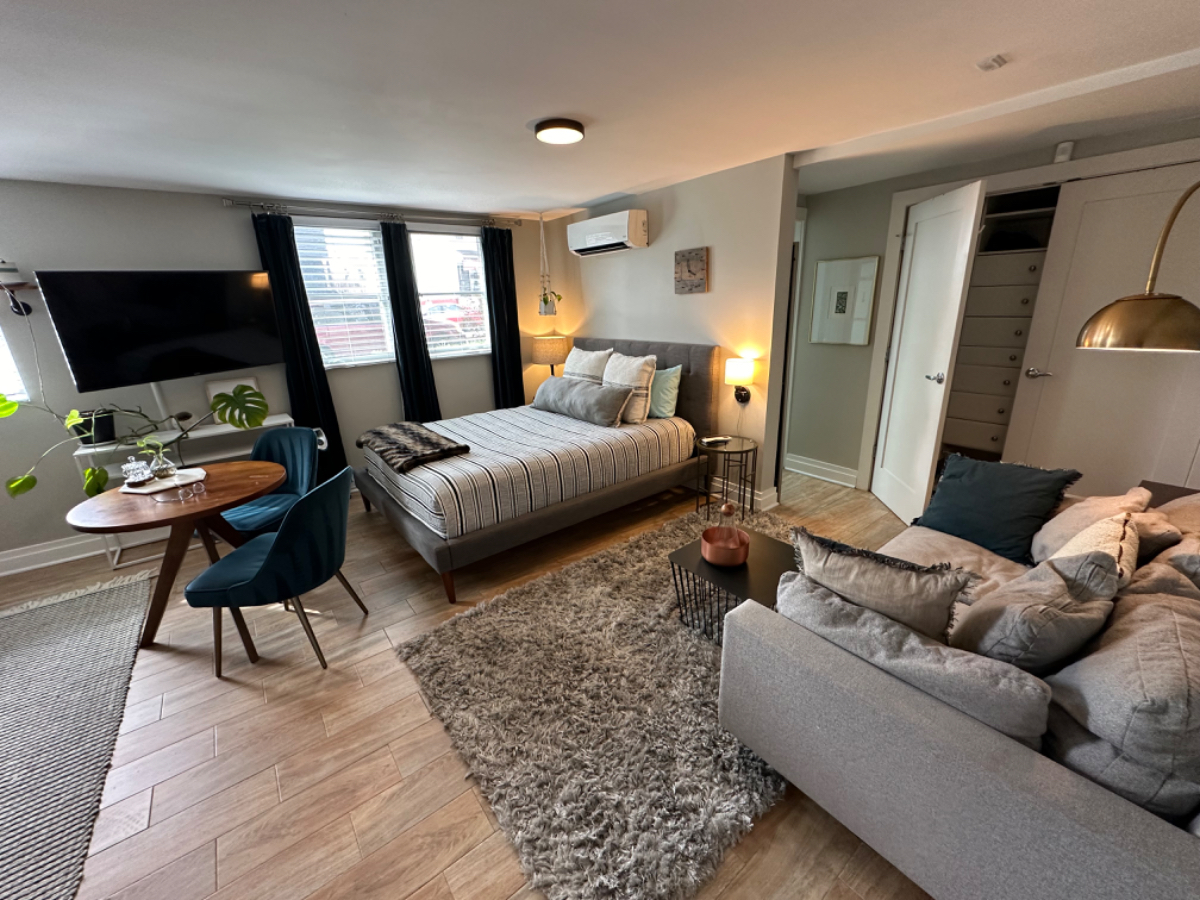 Studio apartment walking distance to everything! - Photo 3