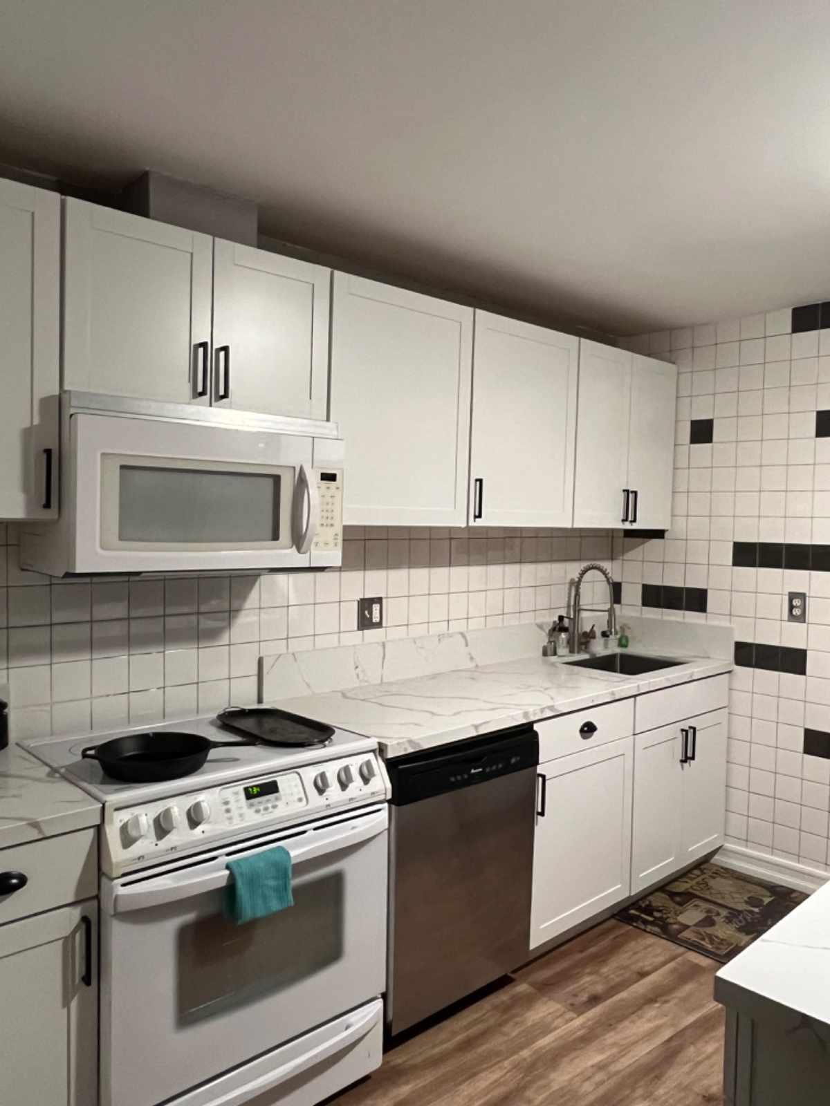 Resort style condo 1.6 miles from the beach - Photo 3