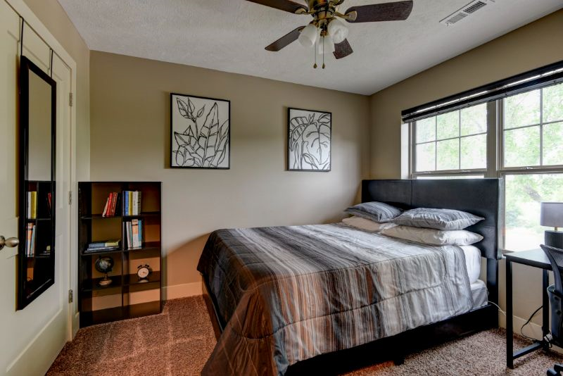 Cozy Private bedroom in residential house-Aksarben