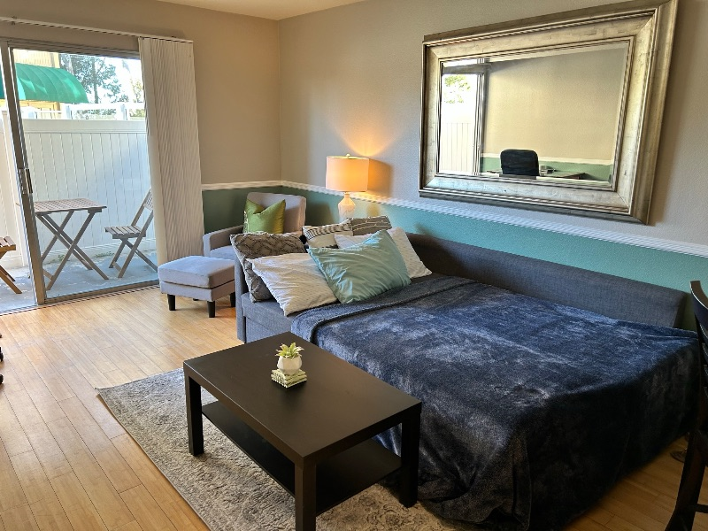 Stylish Condo in Prime Location Private Parking & Secure Building - Photo 2
