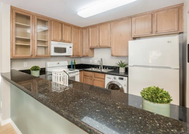 Stylish Condo in Prime Location Private Parking & Secure Building - Photo 4