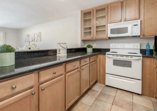Stylish Condo in Prime Location Private Parking & Secure Building - Photo 5