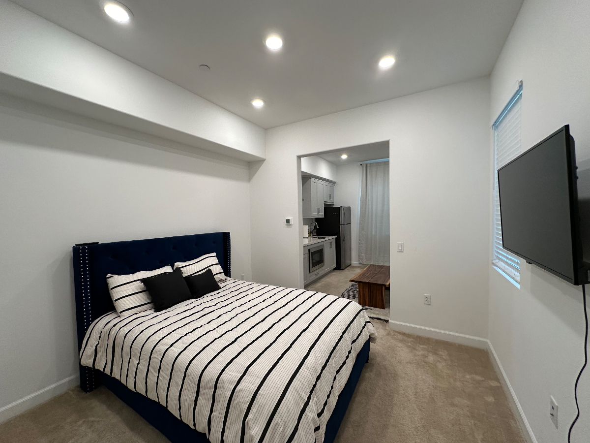 Furnished suite in Sorrento Mesa - Photo 5