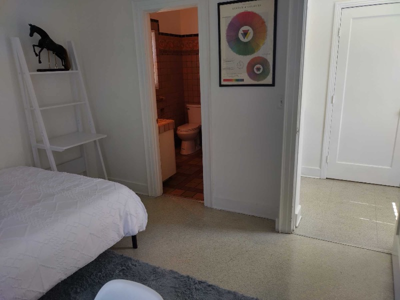 Room with Private Entrance Near Hospitals - Photo 5