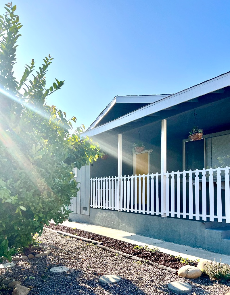 Stylish home near several hospitals, beach, and bike path - Photo 2