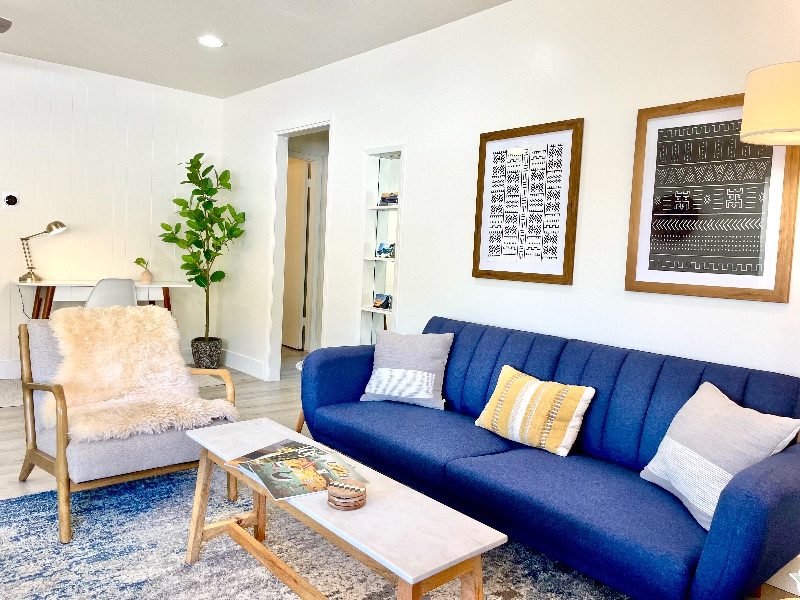 Stylish home near several hospitals, beach, and bike path - Photo 4