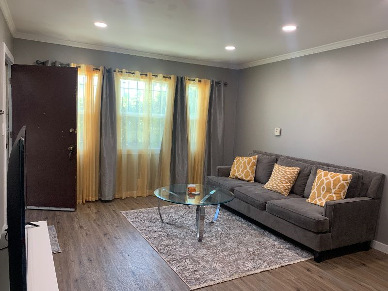 Private 1 Bedroom unit in Jefferson Park duplex - Photo 2