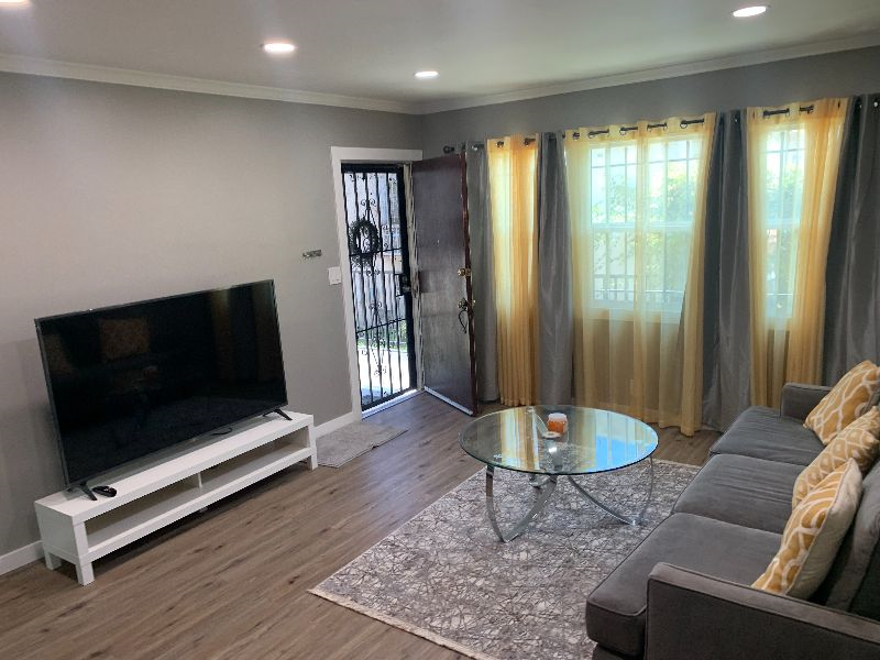 Private 1 Bedroom unit in Jefferson Park duplex - Photo 1