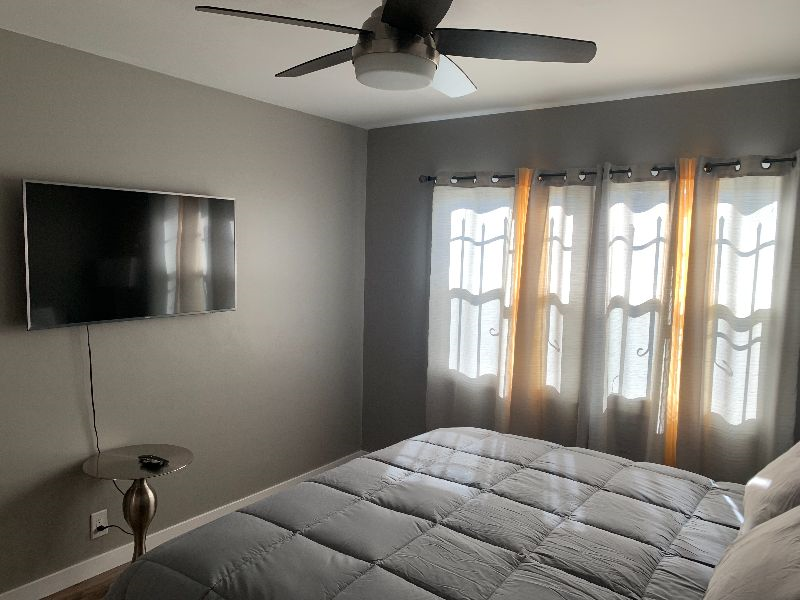 Private 1 Bedroom unit in Jefferson Park duplex - Photo 5