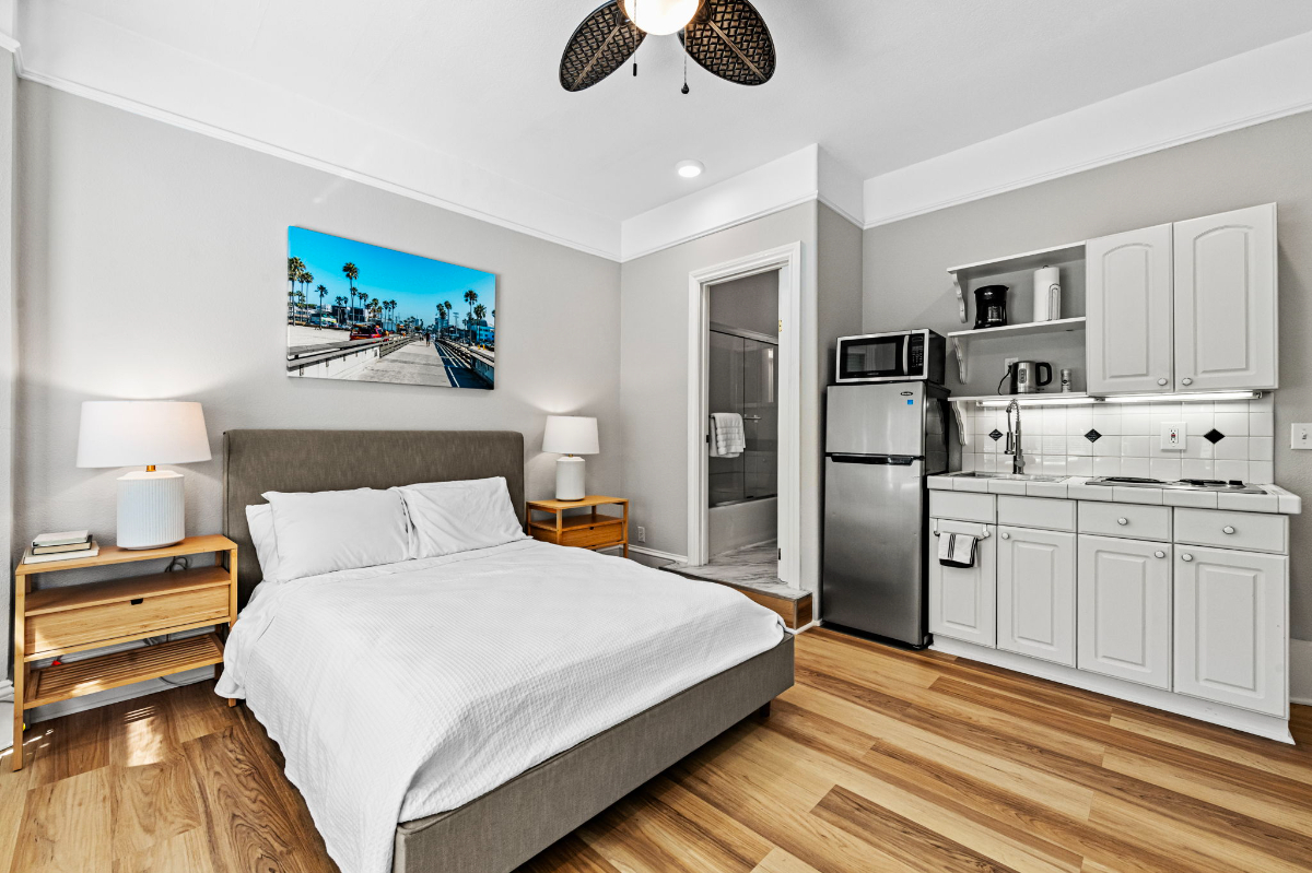 Newly Renovated Studio w/ Bathroom Unit 4