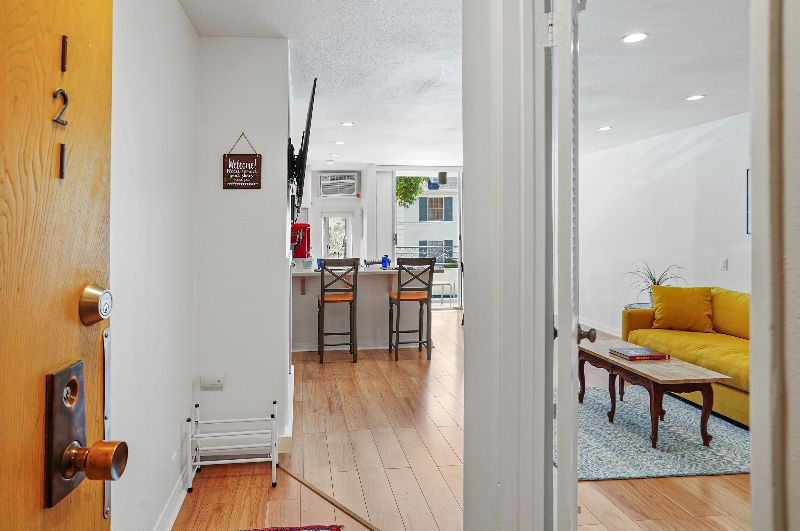 Beautifully Remodeled 1B & 1B near Beverly Hills - Photo 3