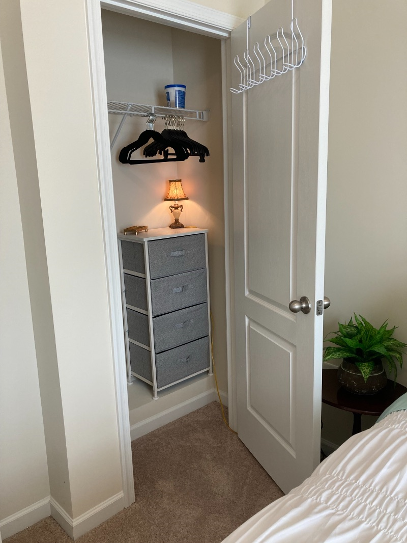 COZY BEDROOM WITH PRIVATE BATH IN A SAFE, CLEAN, QUIET ENVIRONMENT - FEMALE TENANTS ONLY - Photo 4