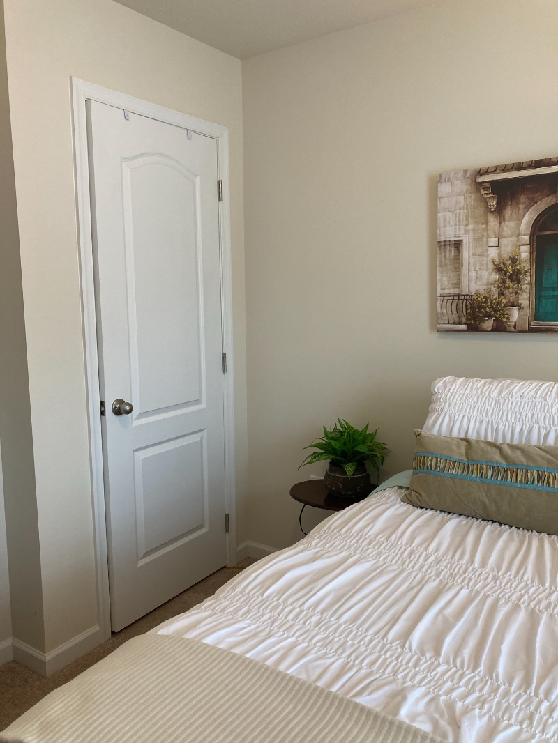 COZY BEDROOM WITH PRIVATE BATH IN A SAFE, CLEAN, QUIET ENVIRONMENT - FEMALE TENANTS ONLY - Photo 2