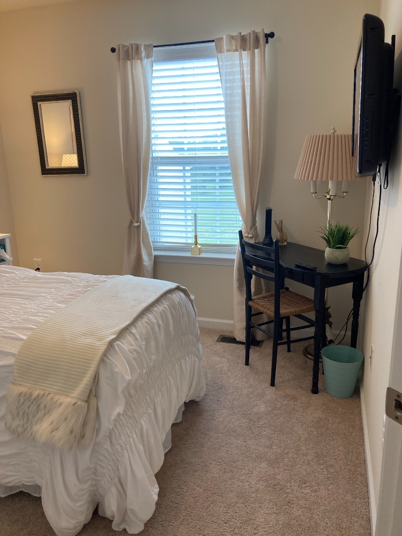 COZY BEDROOM WITH PRIVATE BATH IN A SAFE, CLEAN, QUIET ENVIRONMENT - FEMALE TENANTS ONLY - Photo 3