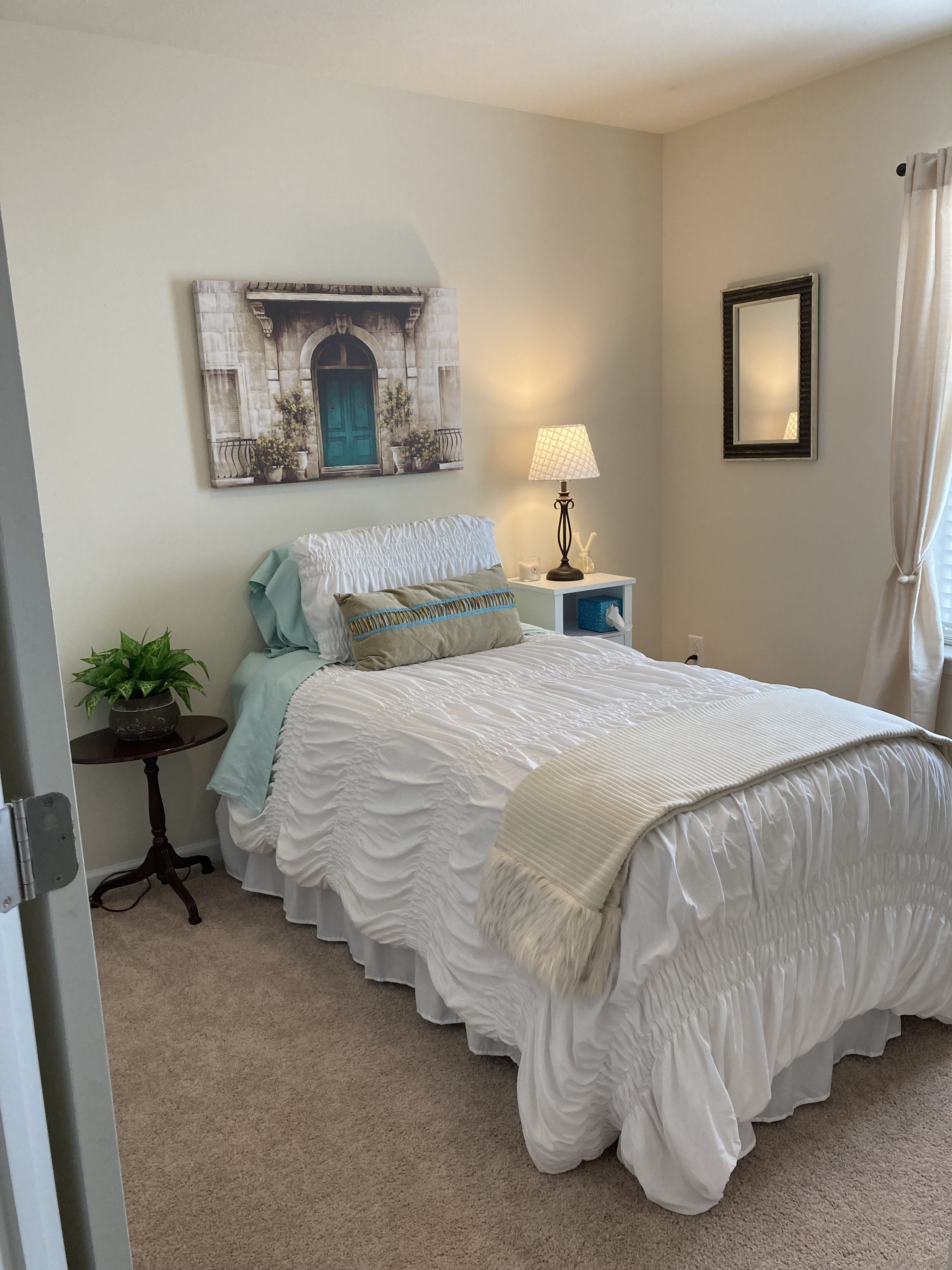 COZY BEDROOM WITH PRIVATE BATH IN A SAFE, CLEAN, QUIET ENVIRONMENT - FEMALE TENANTS ONLY - Photo 1