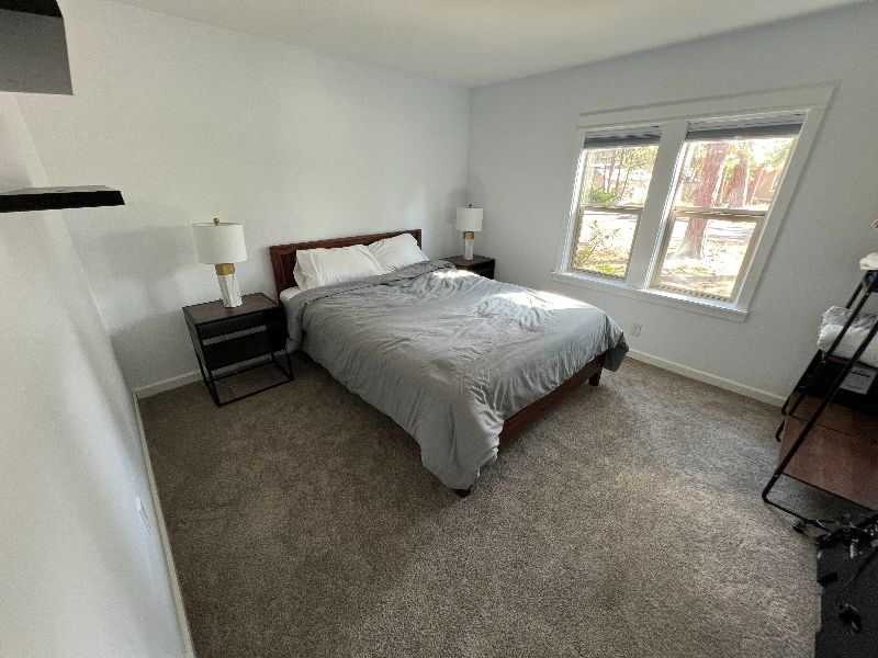 Cozy 3 bedroom house w/ indoor fireplace and king sized bed - Photo 1
