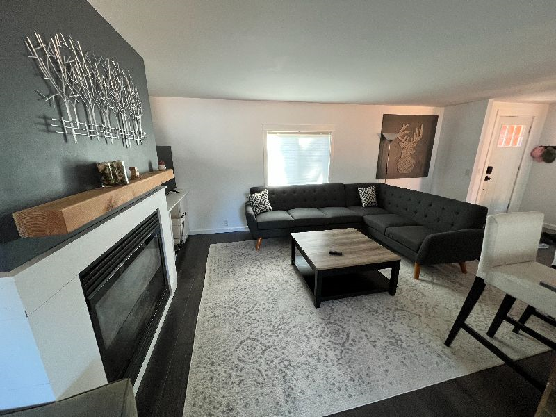 Cozy 3 bedroom house w/ indoor fireplace and king sized bed - Photo 3