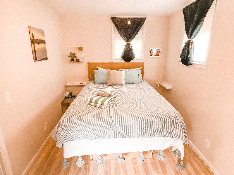 EAT.SLEEP.REPEATCozy Living w/ Porch & Parking