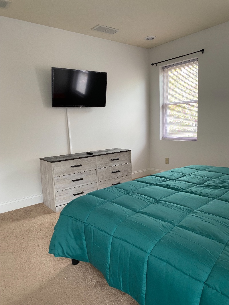 Spacious 3 Bedroom Close to Everything - Photo 9