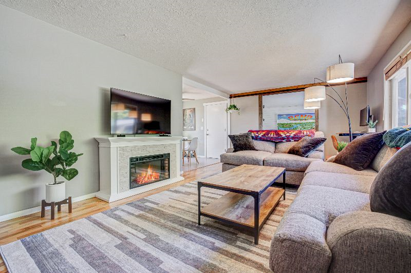 Modern, Fully Furnished 3BR Bend Home w/ Hot Tub & Workspace (Avail October 1 2026)) - Photo 1