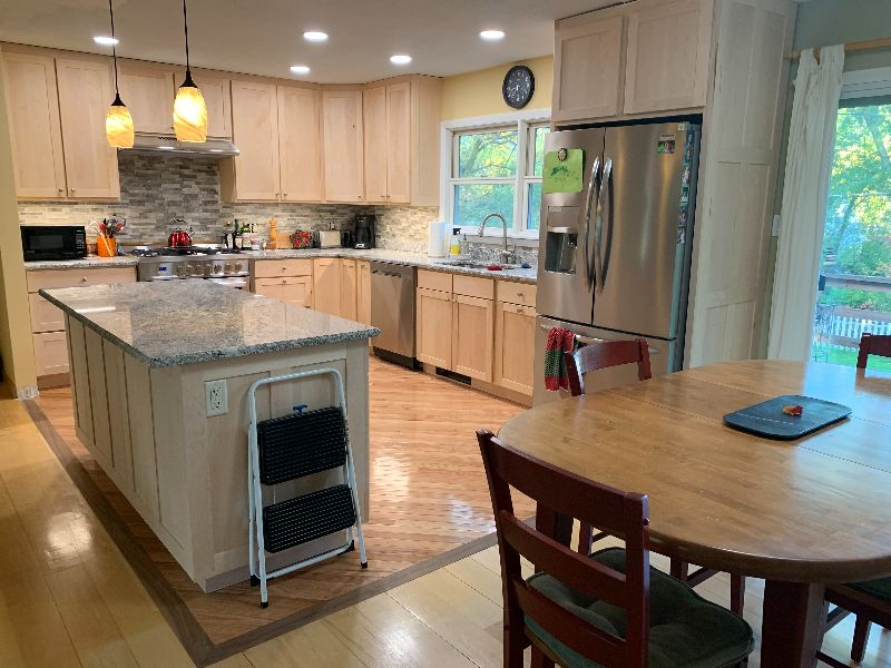 Home in beautiful, safe neighborhood home, walking distance to town and college - Photo 2