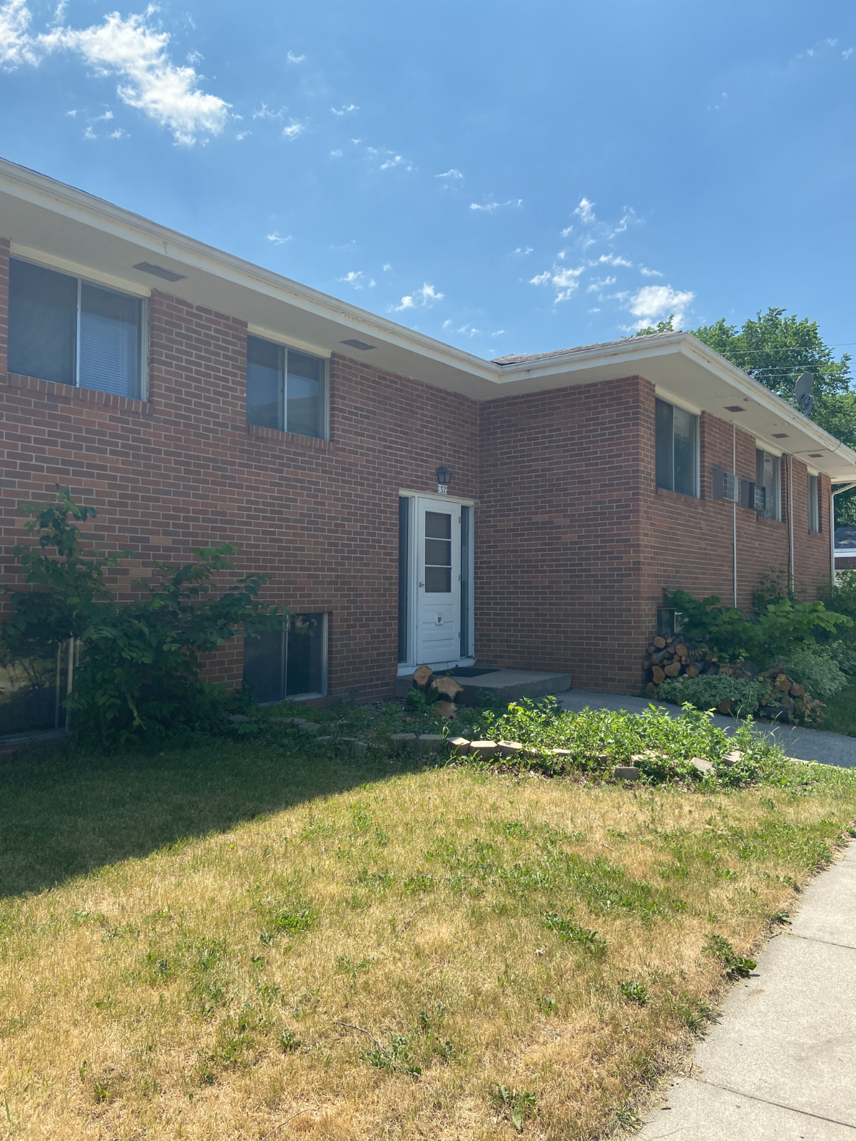 1 bed/1 ba, Single Garage, Pets Ok. Free Laundry.