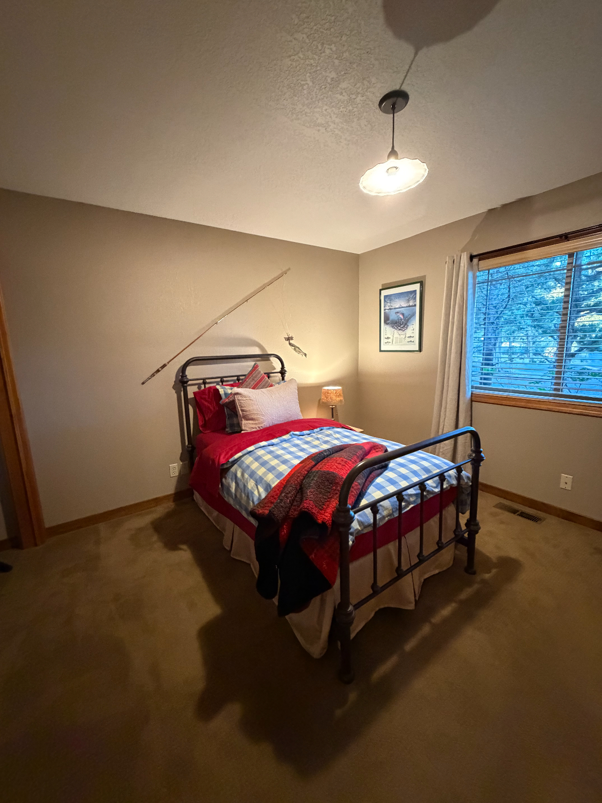 Beautiful two bedroom with full kitchen, 1 bath, laundry and living areas on bottom floor of a single-family home. - Photo 2
