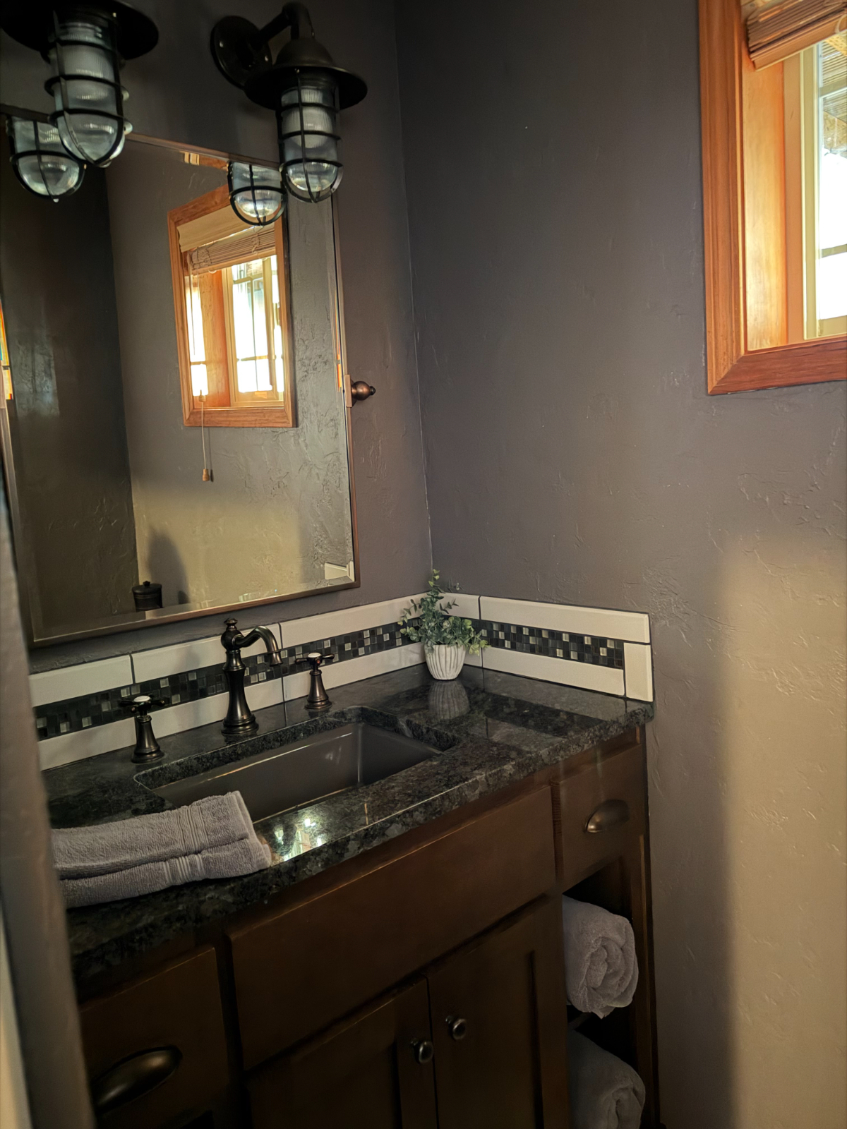 Beautiful two bedroom with full kitchen, 1 bath, laundry and living areas on bottom floor of a single-family home. - Photo 3